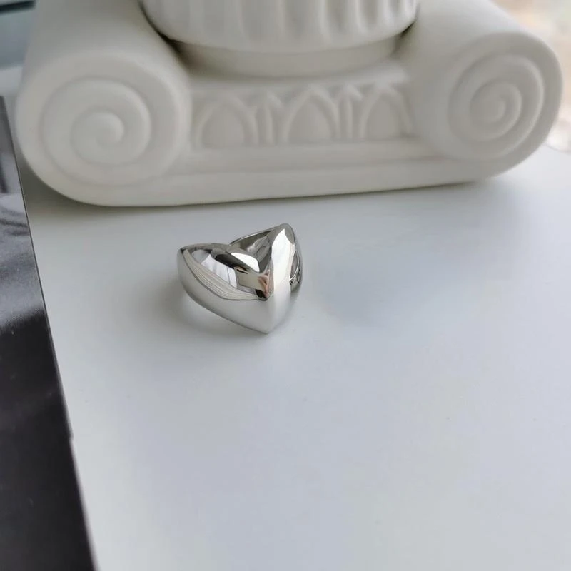 New Simple Love S925 Silver Color Curved Hollow Vintage Ring for Women Hip Hop Luxury Wide Face Ring For Women Jewelry Party 
New Simple Love S925 Silver Color Curved Hollow Vintage Ring for Women Hip Hop Luxury Wide Face Ring For Women Jewelry Party