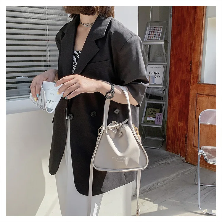 Letters Soft PU Ladies Bucket Handbags 2021 Summer High Quality Women Shoulder Crossbody Bolsas Elegant Design Casual Purses
Letters Soft PU Ladies Bucket Handbags 2021 Summer High Quality Women Shoulder Crossbody Bolsas Elegant Design Casual Purses