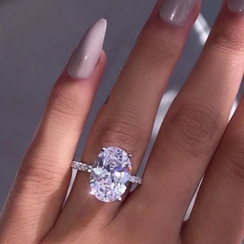 Large oval platinum plated zircon ring, European and American popular engagement female hand jewelry ring
Large oval platinum plated zircon ring, European and American popular engagement female hand jewelry ring