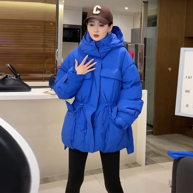 Женский пуховик средней длины, с капюшоном и карманами, на завязках
Женский пуховик средней длины, с капюшоном и карманами, на завязках