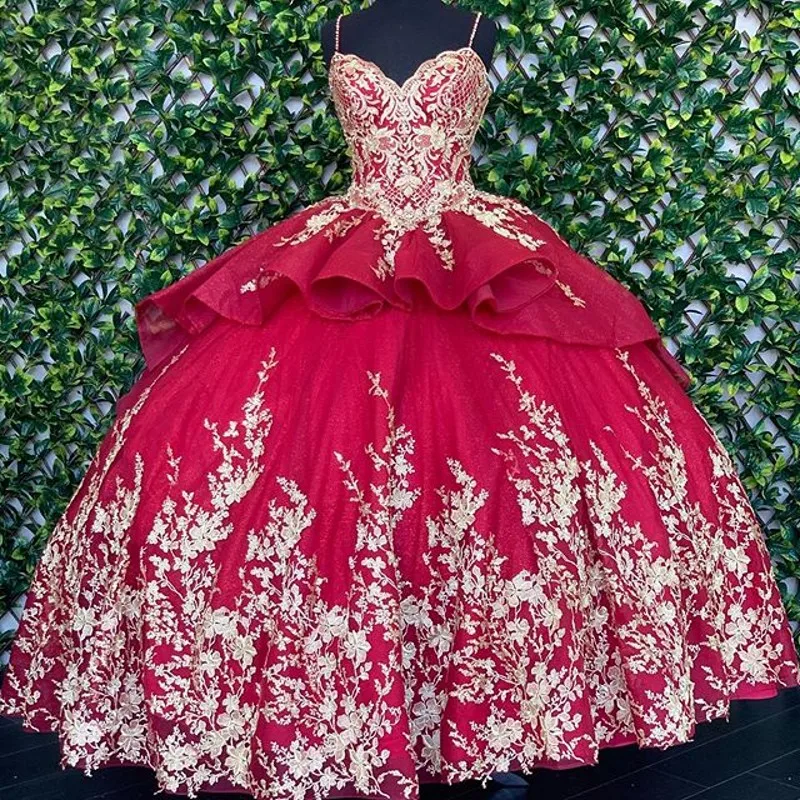Modest Red Ball Gown Quinceanera Dresses With Spaghetti Straps Gold Lace Appliques Sweet 16 Cheap Party Dress vestido de 15 anos
Modest Red Ball Gown Quinceanera Dresses With Spaghetti Straps Gold Lace Appliques Sweet 16 Cheap Party Dress vestido de 15 anos