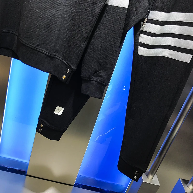 Fashion brand new autumn suit 2020 men's leisure trend pure metal button simple long sleeve pants handsome two piece men's set
Fashion brand new autumn suit 2020 men's leisure trend pure metal button simple long sleeve pants handsome two piece men's set
