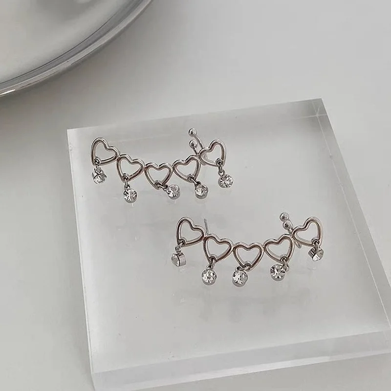 Hollow diamond love earrings personality punk hip hop fashion Korean version of elegant fashion a pair of earrings earings
Hollow diamond love earrings personality punk hip hop fashion Korean version of elegant fashion a pair of earrings earings