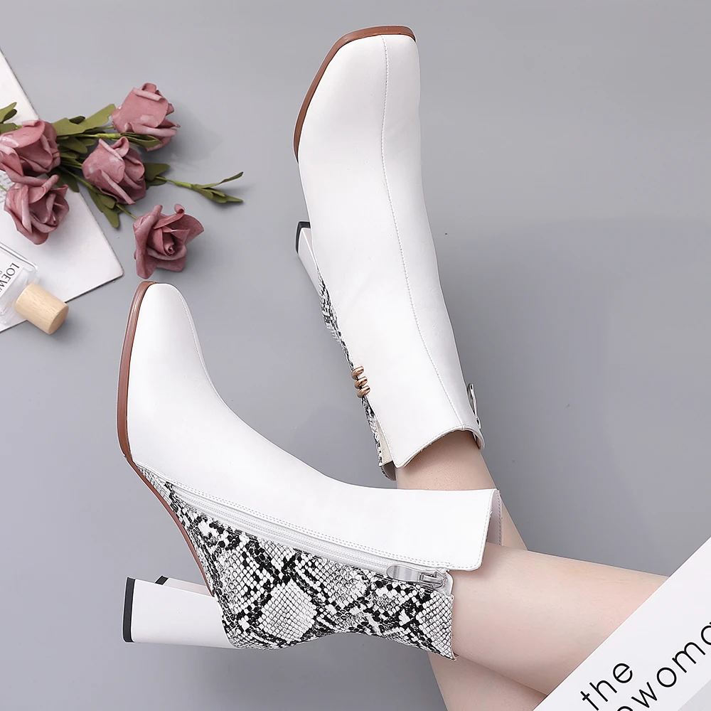 Snake Pattern Thick Heel Square Toe Fashion Chelsea Boots Autumn And Winter Short Plush Metal Decoration Side Zipper Ankle Boots
Snake Pattern Thick Heel Square Toe Fashion Chelsea Boots Autumn And Winter Short Plush Metal Decoration Side Zipper Ankle Boots