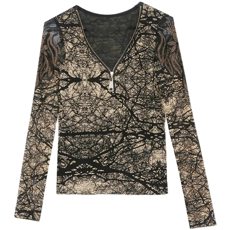 Женская футболка на молнии с V-образным вырезом и принтом
Женская футболка на молнии с V-образным вырезом и принтом