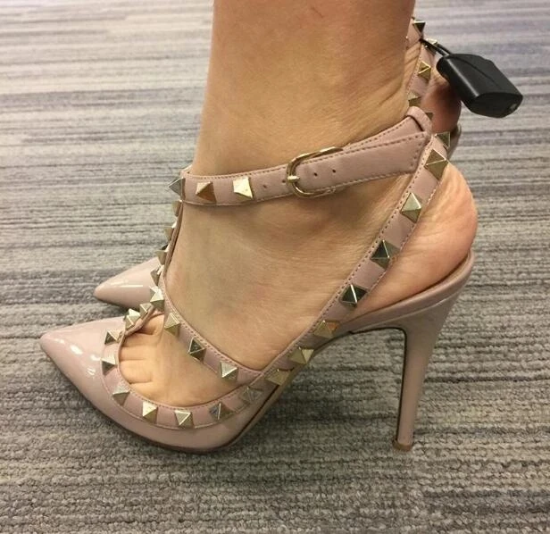 2021 autumn brand toe high heels patent leather rivet shoes sexy high heels fashion women's shoes large size 34-43
2021 autumn brand toe high heels patent leather rivet shoes sexy high heels fashion women's shoes large size 34-43