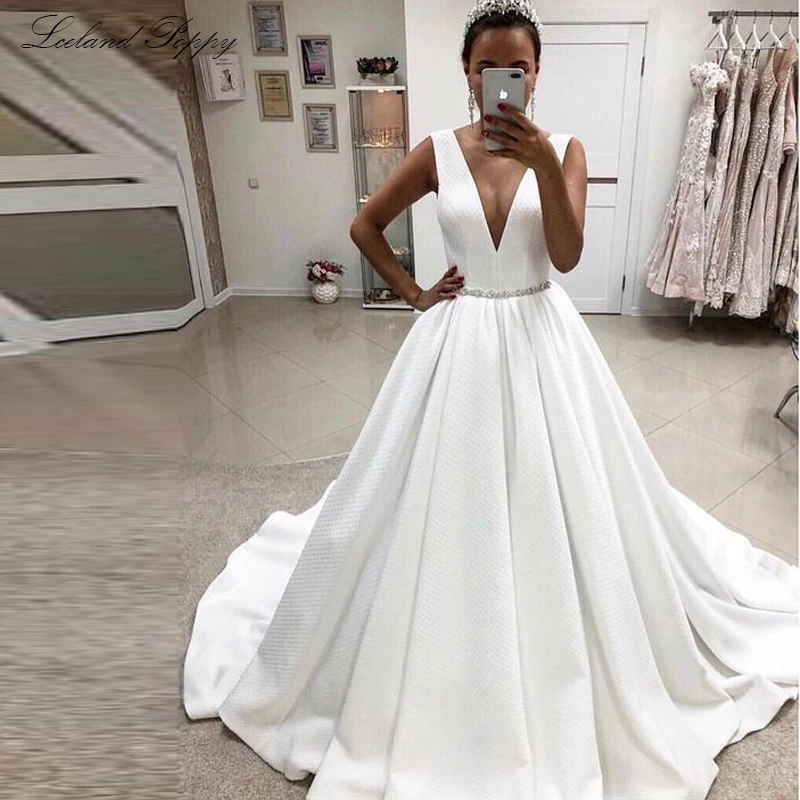 Elegant A-line V-neck Satin Wedding Dress vestido de noiva Sleeveless Floor Length Bridal Gowns with Belt Corset Back
Elegant A-line V-neck Satin Wedding Dress vestido de noiva Sleeveless Floor Length Bridal Gowns with Belt Corset Back