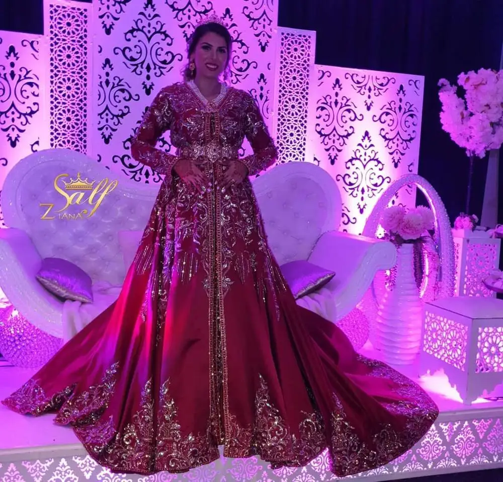 Блестящие красные мусульманские свадебные платья из Дубая, с длинным рукавом, V-образным вырезом, с бисером, Свадебное Атласное Бальное плат... 
Блестящие красные мусульманские свадебные платья из Дубая, с длинным рукавом, V-образным вырезом, с бисером, Свадебное Атласное Бальное плат...