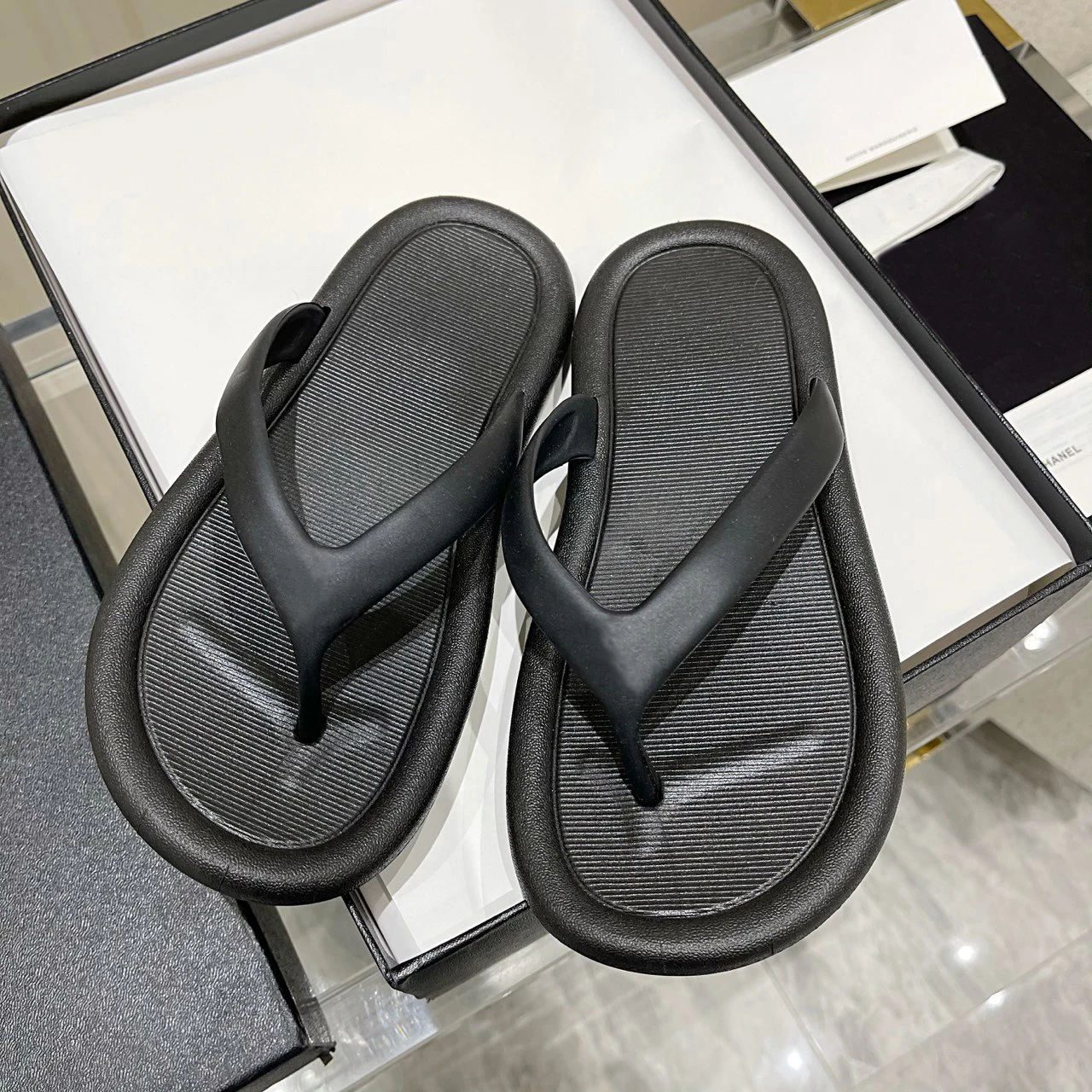 Luxury Design new women sandals women slippers shoes for women 2021 women shoes outdoor designer shoes sandales sport sneakers
Luxury Design new women sandals women slippers shoes for women 2021 women shoes outdoor designer shoes sandales sport sneakers