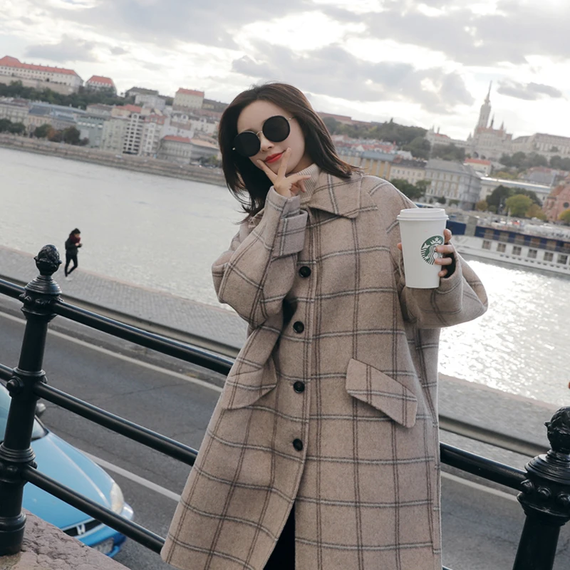 New Plaid Woolen Jacket Ladies Winter Mid-Length Single Breasted Turn-Down Collar Loose Casual Fashion Cashmere Coat Women 2020
New Plaid Woolen Jacket Ladies Winter Mid-Length Single Breasted Turn-Down Collar Loose Casual Fashion Cashmere Coat Women 2020