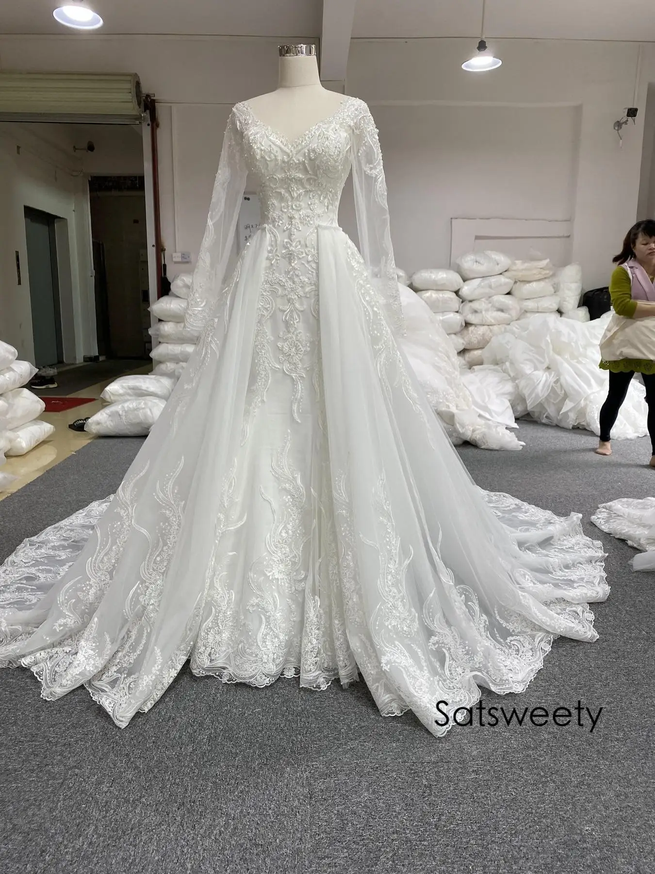 Real Photos Beaded Wedding Dress 2021 A Line Bridal Dresses Detachable Skirt Customized Vestido de Noivas
Real Photos Beaded Wedding Dress 2021 A Line Bridal Dresses Detachable Skirt Customized Vestido de Noivas