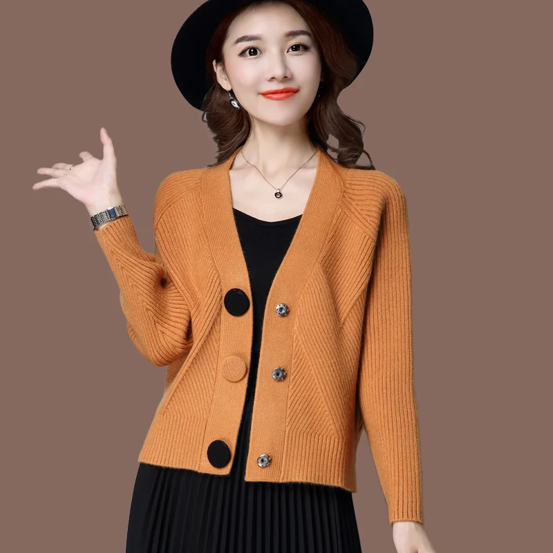 Женский трикотажный кардиган с рукавами «летучая мышь» и V-образным вырезом
Женский трикотажный кардиган с рукавами «летучая мышь» и V-образным вырезом