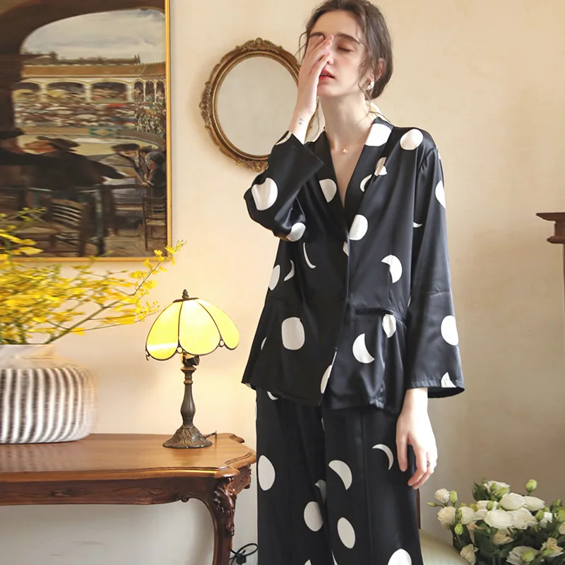 Maison Gabrielle 2021 New Polka Dot Printed Pajamas Set Silk Satin 2Pcs Loose Fit Long Sleeve Loungewear for Women Retro Vintage
Maison Gabrielle 2021 New Polka Dot Printed Pajamas Set Silk Satin 2Pcs Loose Fit Long Sleeve Loungewear for Women Retro Vintage