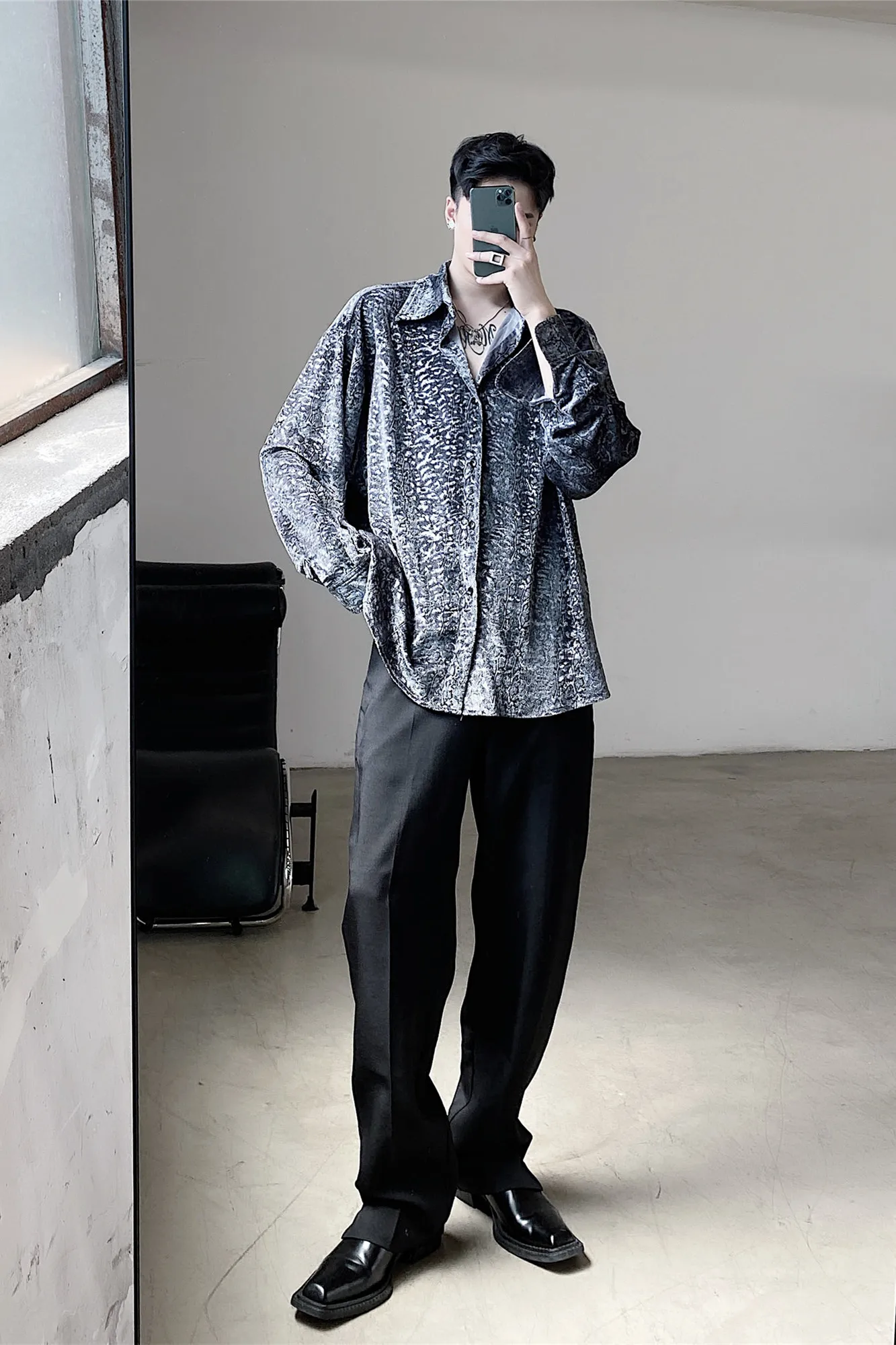 Male Streetwear Hip Hop Vintage Loose Shirt Men Velour Long Sleeve Retro Casual Shirts Stage Fashion Show Clothing
Male Streetwear Hip Hop Vintage Loose Shirt Men Velour Long Sleeve Retro Casual Shirts Stage Fashion Show Clothing