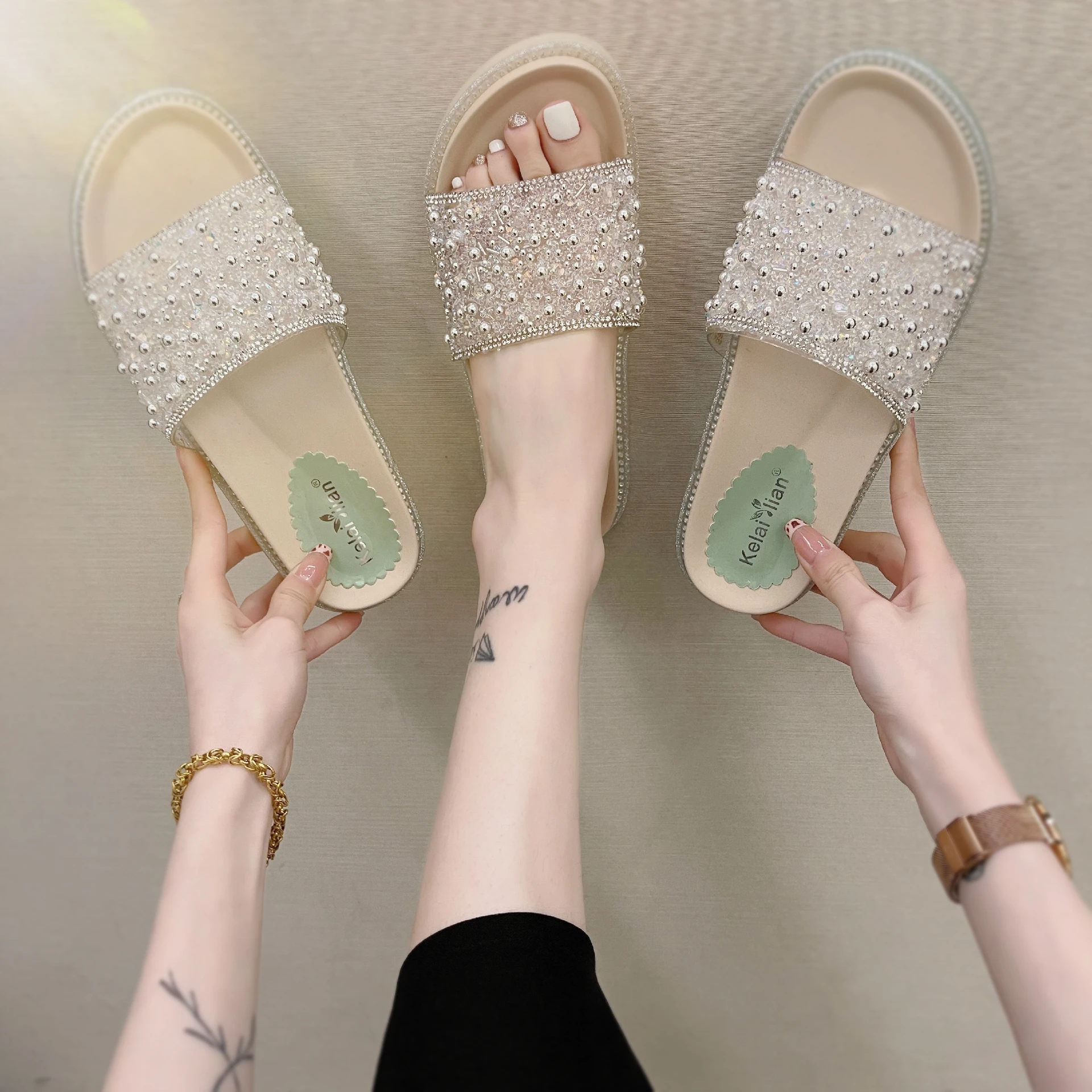 Female Shoes Slippers Flat Glitter Slides Low Summer Clogs Woman Fashion 2021 Jelly Beach Soft Luxury PU Rubber Crystal Low Flat
Female Shoes Slippers Flat Glitter Slides Low Summer Clogs Woman Fashion 2021 Jelly Beach Soft Luxury PU Rubber Crystal Low Flat