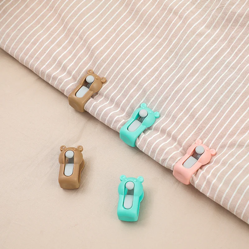 4pcs Bed Sheet Quilt Cover Fixing Buckle Bear-shaped Quilt Retainer Needle-free Anti-Running Double Clip Quilt Fixing Clip 
4pcs Bed Sheet Quilt Cover Fixing Buckle Bear-shaped Quilt Retainer Needle-free Anti-Running Double Clip Quilt Fixing Clip