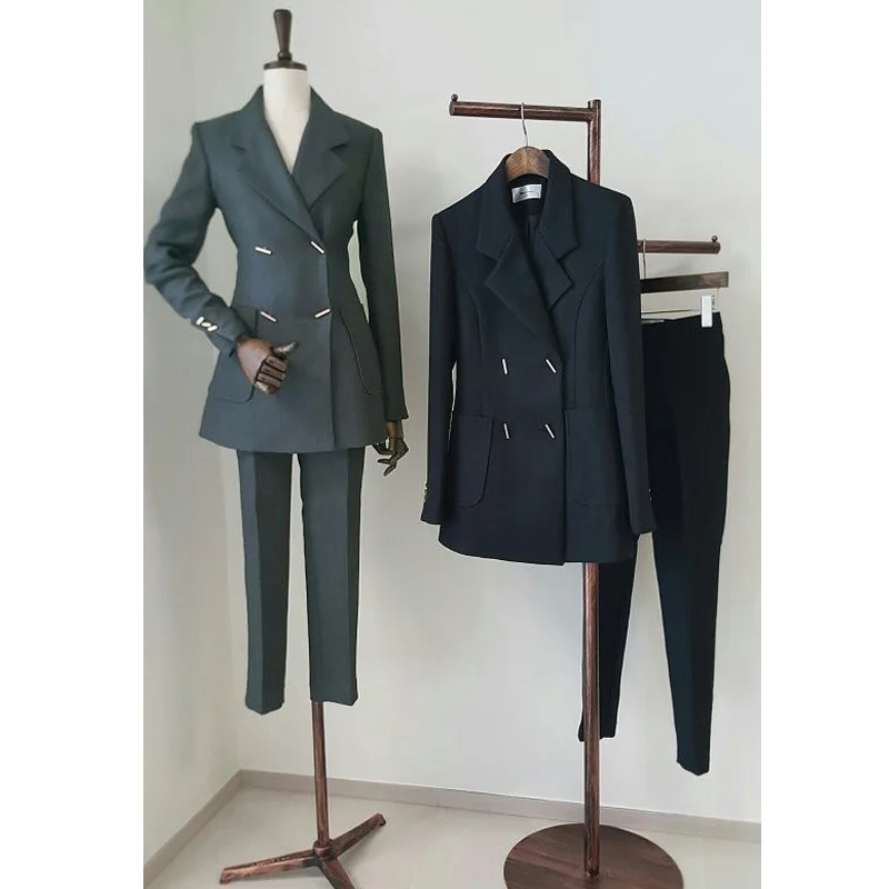 Женский брючный костюм с пиджаком и брюками-карандаш до щиколотки 
Женский брючный костюм с пиджаком и брюками-карандаш до щиколотки