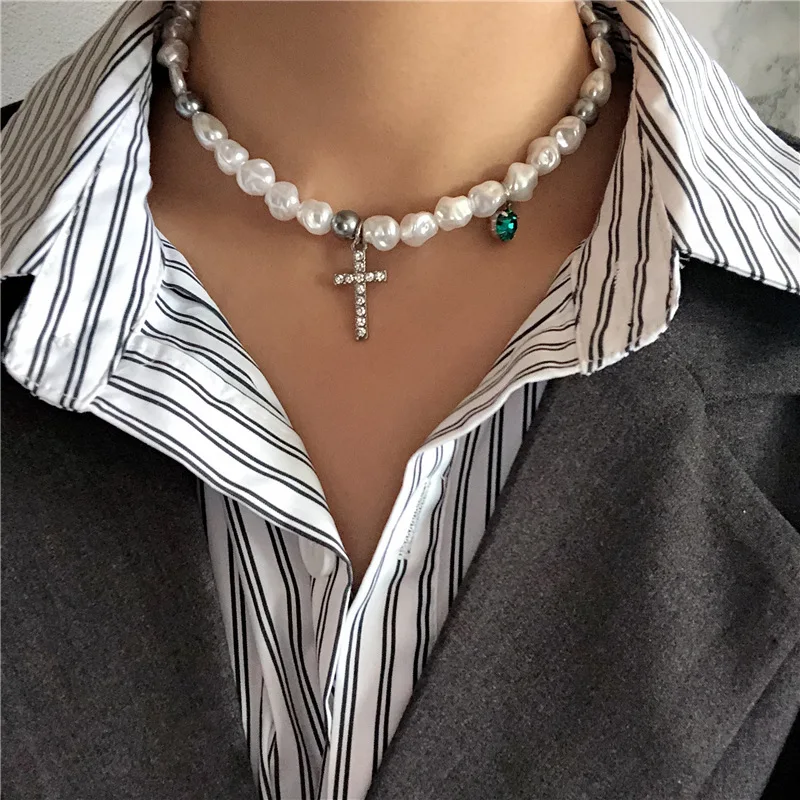 Fashion Baroque Pearls Cross CZ Choker Necklace Retro Hip Hop Style Pendent Necklace Short Collar Chain Jewelry Accessories
Fashion Baroque Pearls Cross CZ Choker Necklace Retro Hip Hop Style Pendent Necklace Short Collar Chain Jewelry Accessories