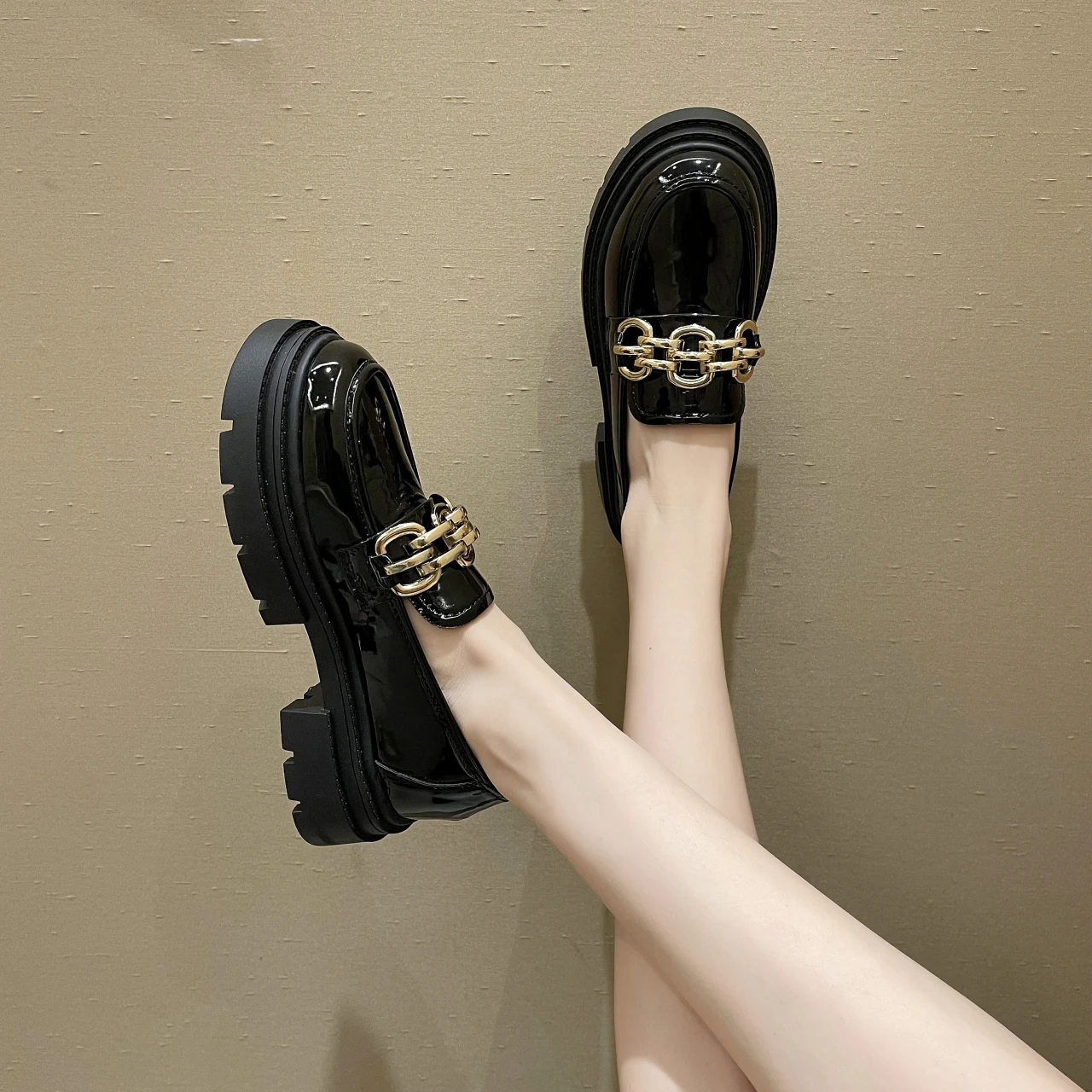Thick-soled loafers women jk shoes autumn 2021 new British style small leather shoes thick heel flat soft bottom
Thick-soled loafers women jk shoes autumn 2021 new British style small leather shoes thick heel flat soft bottom