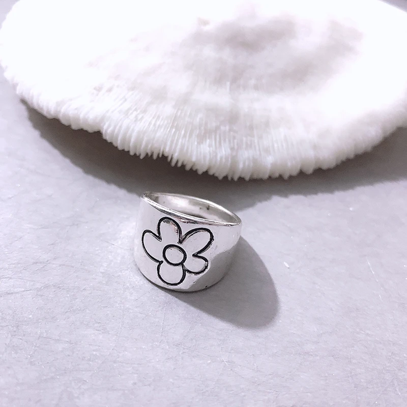 2021 New Korean Style Flower Rings for Women Adjustable Open Trendy Vintage Ring Small Daisy Flower Rings Party Couple Rings
2021 New Korean Style Flower Rings for Women Adjustable Open Trendy Vintage Ring Small Daisy Flower Rings Party Couple Rings