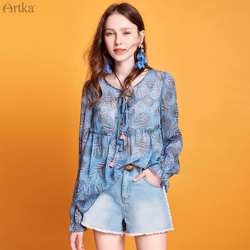 Женская шифоновая блузка с винтажным принтом ARTKA, белая блузка с V-образным вырезом и рукавами-фонариками, весна-лето 2020
Женская шифоновая блузка с винтажным принтом ARTKA, белая блузка с V-образным вырезом и рукавами-фонариками, весна-лето 2020