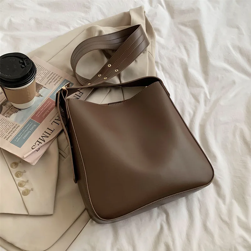 High Quality Autumn and Winter Large Capacity Bag 2021 Autumn and Winter New Fashion Ladies Retro Leisure Bucket Messenger Bag
High Quality Autumn and Winter Large Capacity Bag 2021 Autumn and Winter New Fashion Ladies Retro Leisure Bucket Messenger Bag