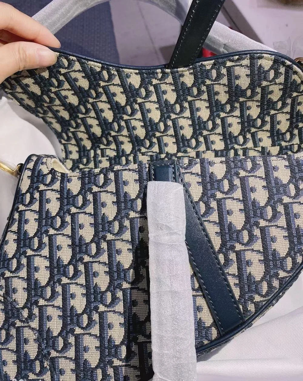 2021 new high-quality leather fashion shoulder bag designer luxury messenger bag purse and handbag luxury mom over there
2021 new high-quality leather fashion shoulder bag designer luxury messenger bag purse and handbag luxury mom over there