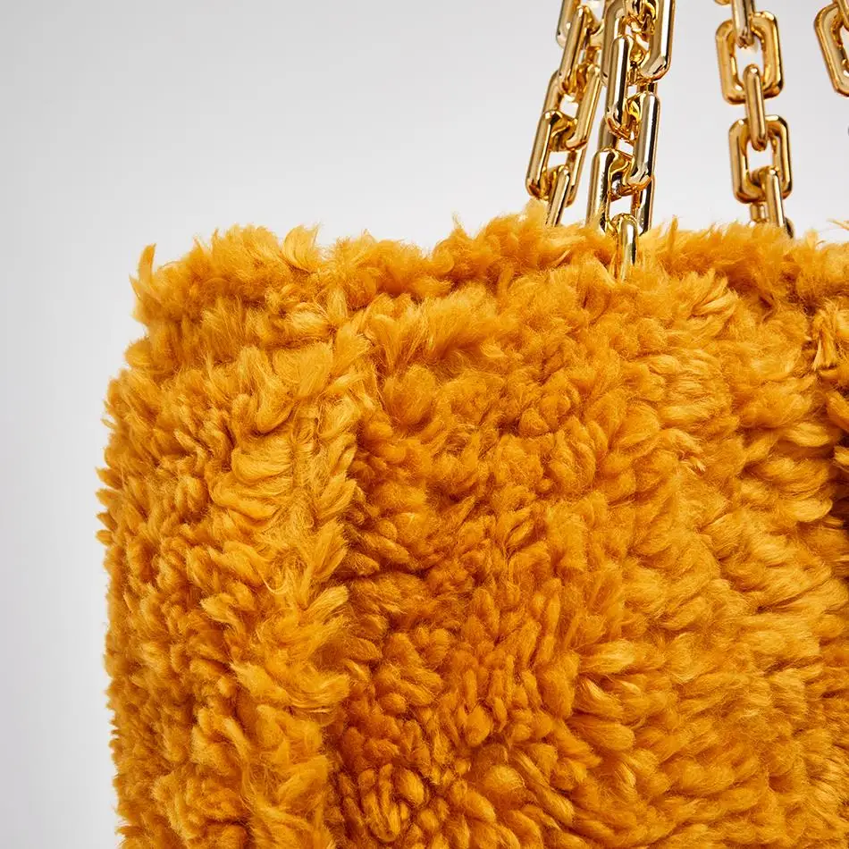 Tamara 2021 Winter Large Capacity Faux Fur Tote Bags Women New Famous Brand Thick Chain Wool Woven Shoulder Bag Female Casual
Tamara 2021 Winter Large Capacity Faux Fur Tote Bags Women New Famous Brand Thick Chain Wool Woven Shoulder Bag Female Casual
