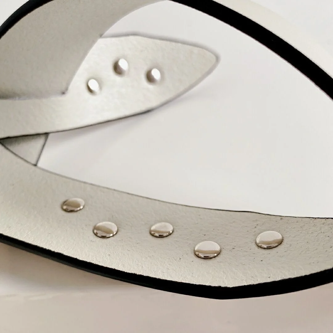 2021SS women White Leather Belt with Purple GEM Detail Fashion Tied Belts For Coat Dress Tops
2021SS women White Leather Belt with Purple GEM Detail Fashion Tied Belts For Coat Dress Tops