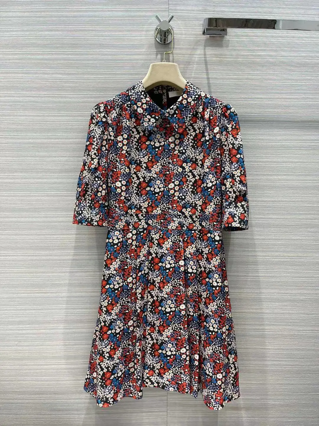 Runway Fashion 100% Silk Women Dress 2021 High Quality Half Sleeves Flower Print Elegant O-Neck Party Holiday Mini Dress
Runway Fashion 100% Silk Women Dress 2021 High Quality Half Sleeves Flower Print Elegant O-Neck Party Holiday Mini Dress