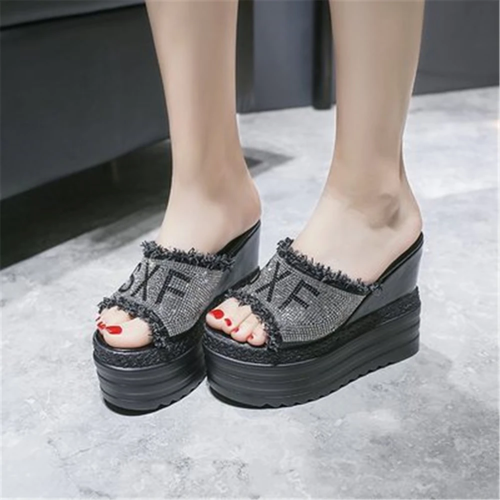 2021 Sexy Summer Rhinestone Wedges Heel Women Slippers Platform Peep Toe Height Increasing Slides Ladies Shoes Zapatos De Mujer
2021 Sexy Summer Rhinestone Wedges Heel Women Slippers Platform Peep Toe Height Increasing Slides Ladies Shoes Zapatos De Mujer