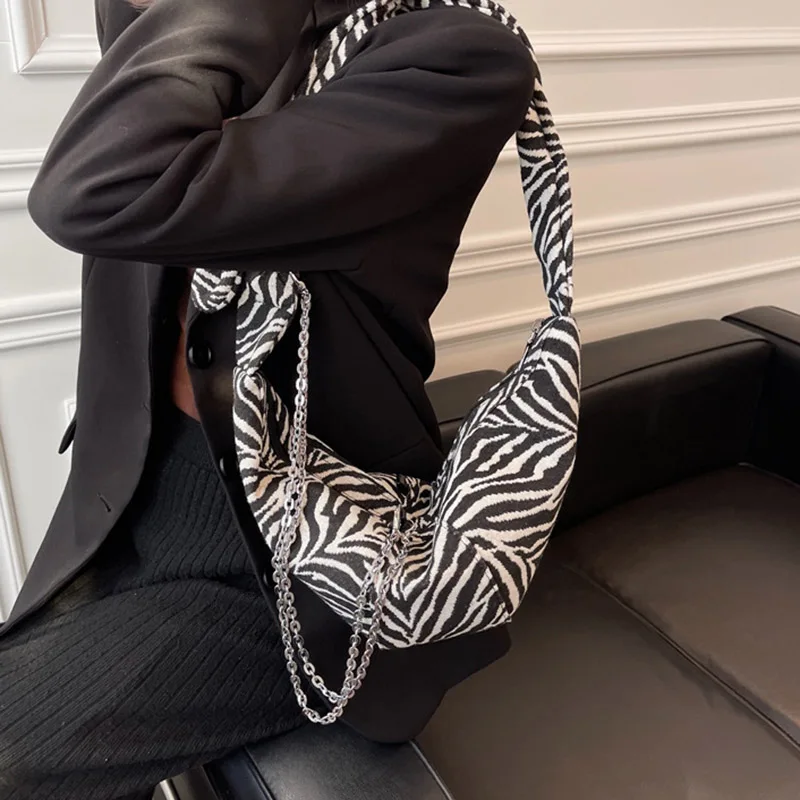 Модные дамские сумочки на цепочке, новинка зимы 2021, сумка-хобо через плечо, трендовые сумки на плечо для женщин, брендовая дизайнерская женс...
Модные дамские сумочки на цепочке, новинка зимы 2021, сумка-хобо через плечо, трендовые сумки на плечо для женщин, брендовая дизайнерская женс...