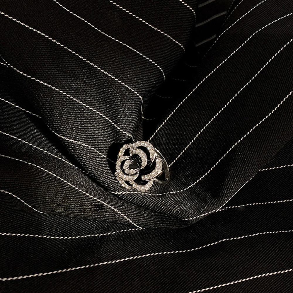 Black Rose Flower Crystal Rings for Women Vintage Rhinestone Female Party Jewelry Enamel Glaze Camellia Index Finger Ring
Black Rose Flower Crystal Rings for Women Vintage Rhinestone Female Party Jewelry Enamel Glaze Camellia Index Finger Ring