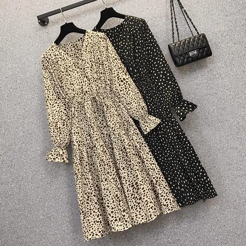 4XL Plus Size Women Floral Chiffon Dresses Spring 2021 Fashion V-neck Long Sleeve Drawstring Waist Loose Casual Print Midi Dress 
4XL Plus Size Women Floral Chiffon Dresses Spring 2021 Fashion V-neck Long Sleeve Drawstring Waist Loose Casual Print Midi Dress