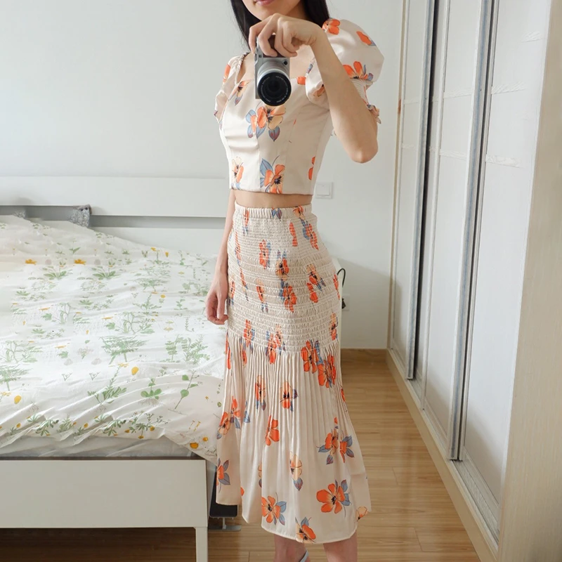 TWOTWINSTYLE Print Two Piece Sets For Female Square Collar Puff Sleeve Short Top High Waist Pleated Skirts Ruched Suit Women New | Женская