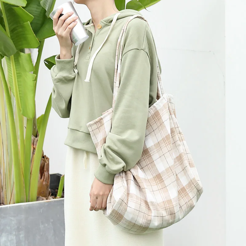 2021 New Leisure Artistic Canvas Bag Simple Cotton Print Handbag Online Influencer Fashion Plaid Shoulder Bag for Women
2021 New Leisure Artistic Canvas Bag Simple Cotton Print Handbag Online Influencer Fashion Plaid Shoulder Bag for Women
