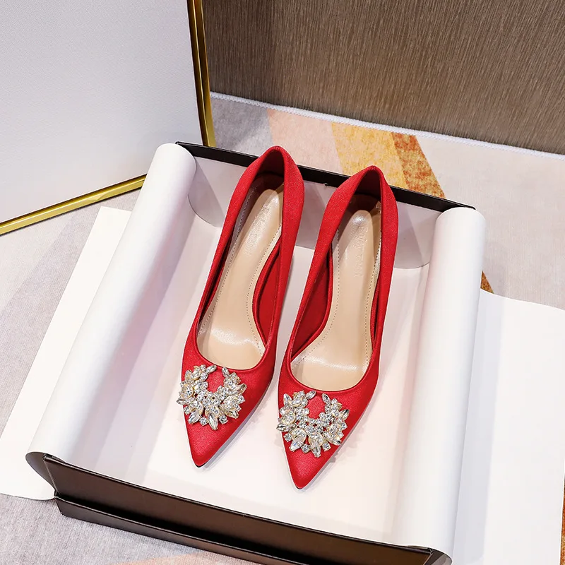 Diamond silk wedding shoes women autumn and winter 2020 new red shoes wear banquet single shoes
Diamond silk wedding shoes women autumn and winter 2020 new red shoes wear banquet single shoes