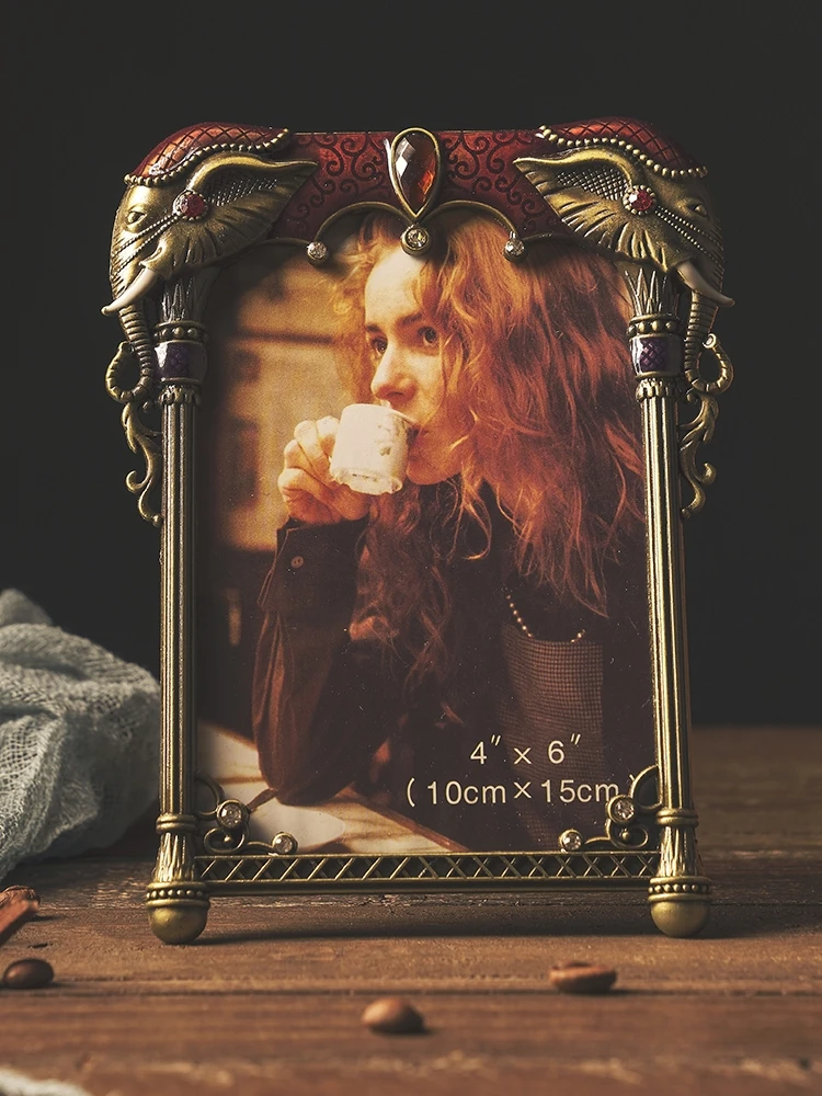 6 Inch Metal Picture Frame Display Inlaid with Diamond Retro Pearl Photo Rack Home Decor Photograph Ornament Family Present Gift
6 Inch Metal Picture Frame Display Inlaid with Diamond Retro Pearl Photo Rack Home Decor Photograph Ornament Family Present Gift