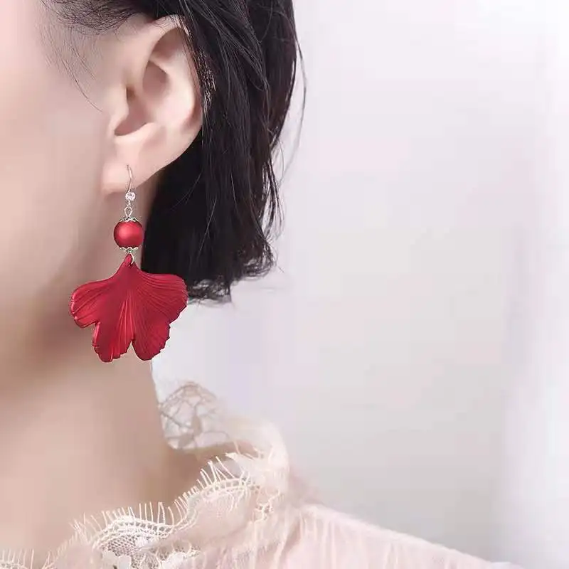 S925 Ginkgo Leaf Red Festive High-end Earrings Female Fashion Temperament Red Exaggerated Personality Earrings Jewelry
S925 Ginkgo Leaf Red Festive High-end Earrings Female Fashion Temperament Red Exaggerated Personality Earrings Jewelry