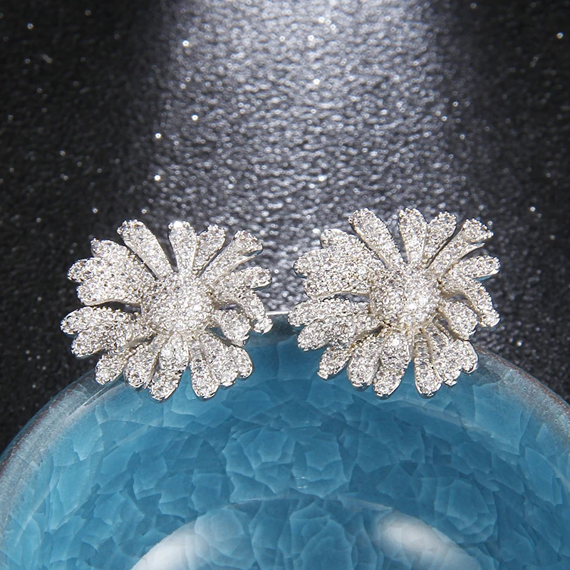 Korean Luxury Fashion Jewelry Exquisite Flower Inlay Zircon Stud Earrings Elegant Women Party Earrings Gift 2020
Korean Luxury Fashion Jewelry Exquisite Flower Inlay Zircon Stud Earrings Elegant Women Party Earrings Gift 2020