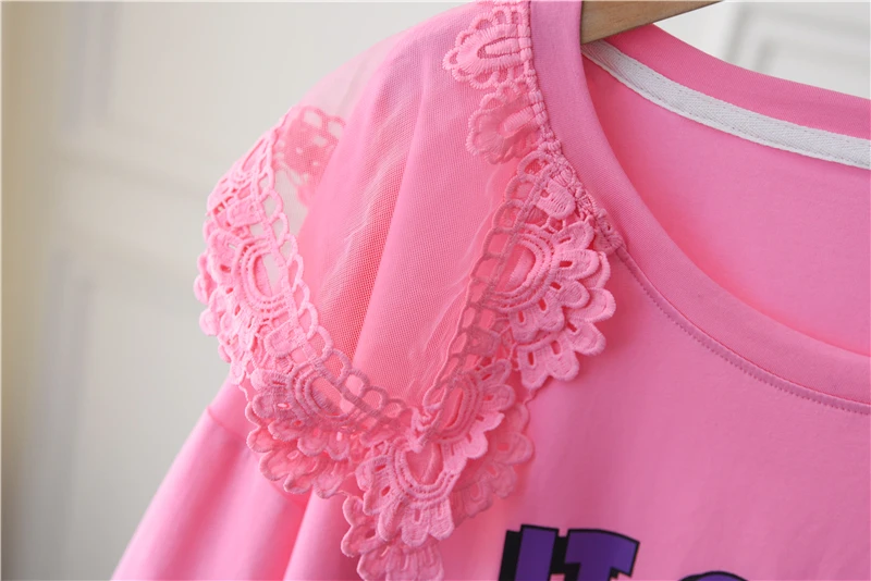 2021 Summer Pink Lace Patchwork Short-Sleeved T-shirt New Loose Sweet Top Letter Print Fashion Simple Crew Neck Pullover Tee
2021 Summer Pink Lace Patchwork Short-Sleeved T-shirt New Loose Sweet Top Letter Print Fashion Simple Crew Neck Pullover Tee
