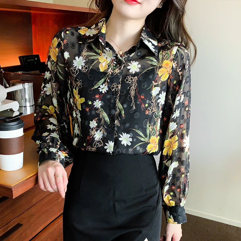 2022 Spring New Women's Retro Floral Shirt Long Sleeve Black Chiffon Shirt Printed Bubble Sleeve Fashion Casual Top
2022 Spring New Women's Retro Floral Shirt Long Sleeve Black Chiffon Shirt Printed Bubble Sleeve Fashion Casual Top