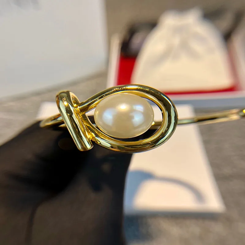 Women's classic fashion big pearl bracelet S925 sterling silver original high quality exquisite jewelry logo holiday gift
Women's classic fashion big pearl bracelet S925 sterling silver original high quality exquisite jewelry logo holiday gift