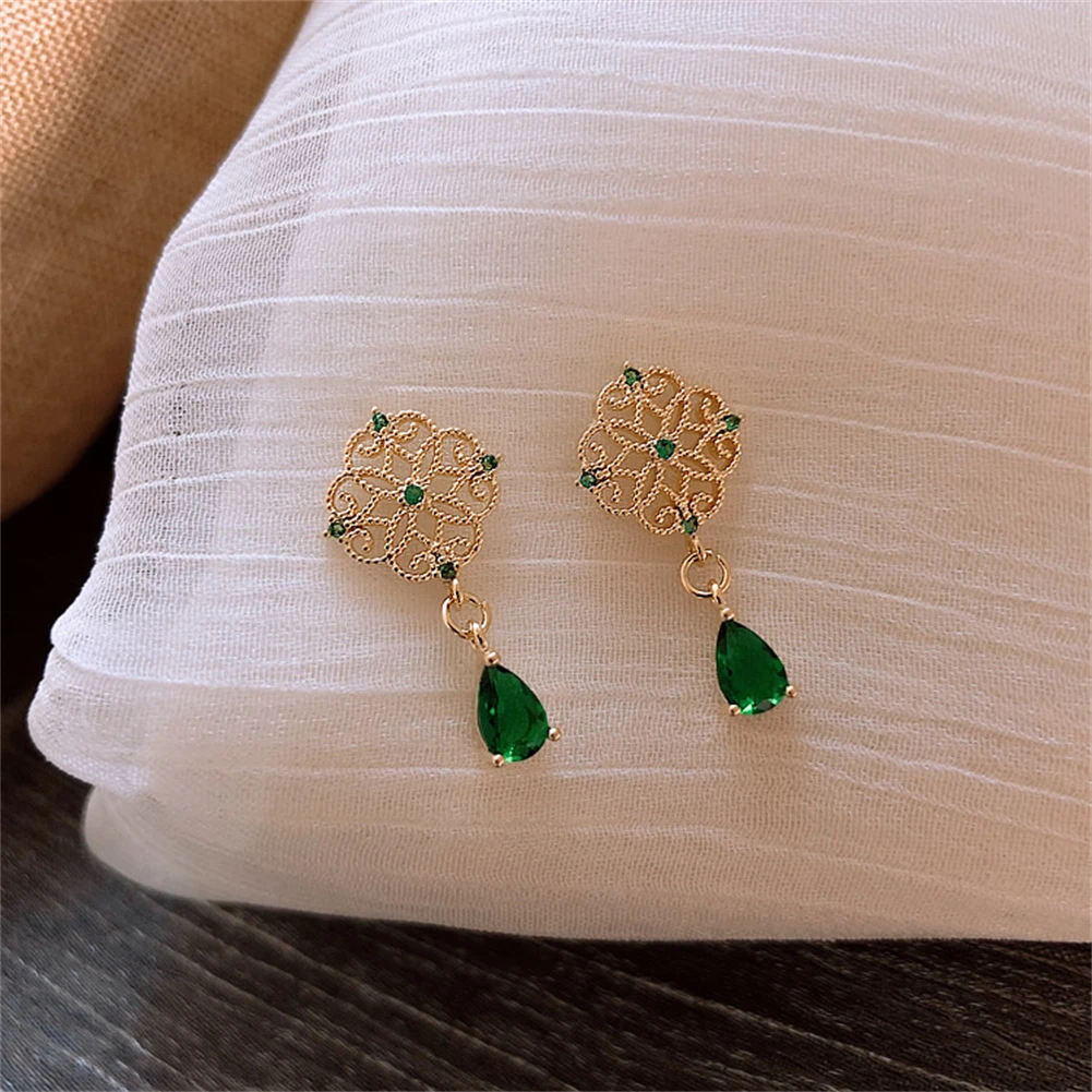 Baroque Emerald Earrhea Female S925 Sterling Silver Needle Simple Tempera Earrings Retro Palace Wind Earrings
Baroque Emerald Earrhea Female S925 Sterling Silver Needle Simple Tempera Earrings Retro Palace Wind Earrings