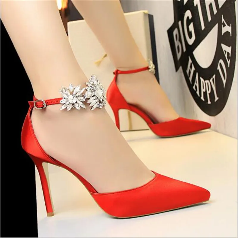 Women luxury high quality shoes flower cyrstal rhinestone satin wedding bridesmaid shoes woman pumps high heels stiletto 
Women luxury high quality shoes flower cyrstal rhinestone satin wedding bridesmaid shoes woman pumps high heels stiletto