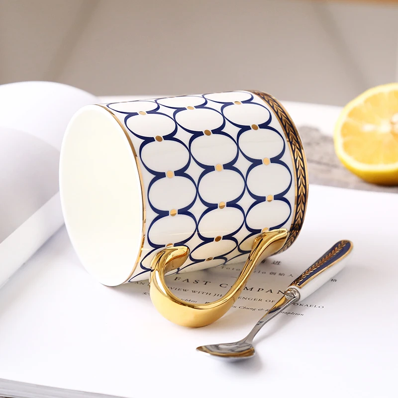380ml UK Luxury Bone China Coffee Mug Creative High Grade European Tea Cup Milk Cup Office Royal Mug with Spoon
380ml UK Luxury Bone China Coffee Mug Creative High Grade European Tea Cup Milk Cup Office Royal Mug with Spoon