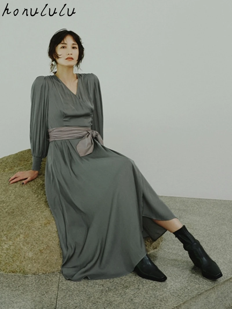2021 autumn and winter new style Japanese silk slippery V-neck lantern sleeve long dress women (free belt)
2021 autumn and winter new style Japanese silk slippery V-neck lantern sleeve long dress women (free belt)
