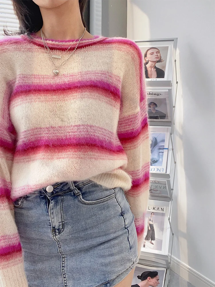 Женский мохеровый свитер в полоску с постепенным изменением цвета
Женский мохеровый свитер в полоску с постепенным изменением цвета