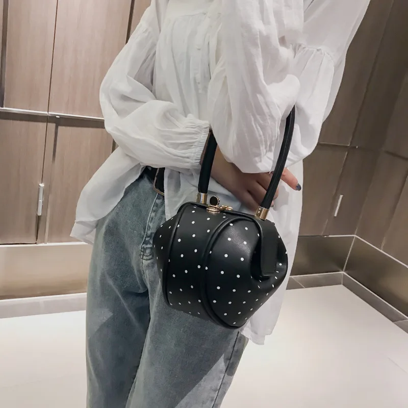 Women Original Design Handbag Metal Handle to the Semi-circular Dumplings Package Crossbody Totes for Female Trend Shoulder Bag
Women Original Design Handbag Metal Handle to the Semi-circular Dumplings Package Crossbody Totes for Female Trend Shoulder Bag