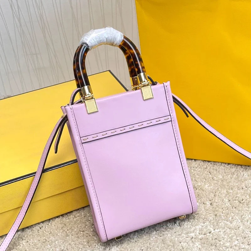 Catwalk style retro design contrast color portable square leather mini handbag ladies new fashion all-match messenger shoulder b
Catwalk style retro design contrast color portable square leather mini handbag ladies new fashion all-match messenger shoulder b